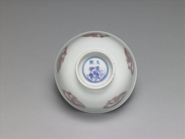 白瓷釉裡紅團龍紋杯