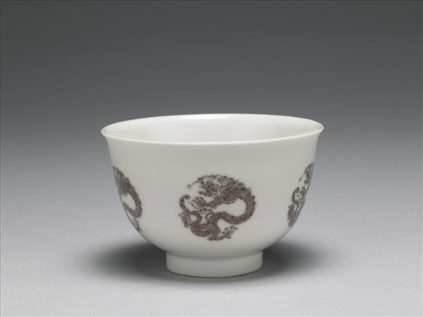 白瓷釉裡紅團龍紋杯