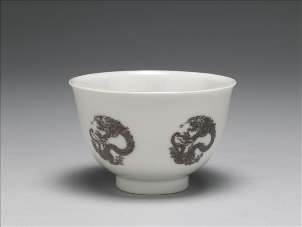 白瓷釉裡紅團龍紋杯