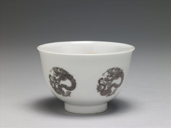 白瓷釉裡紅團龍紋杯