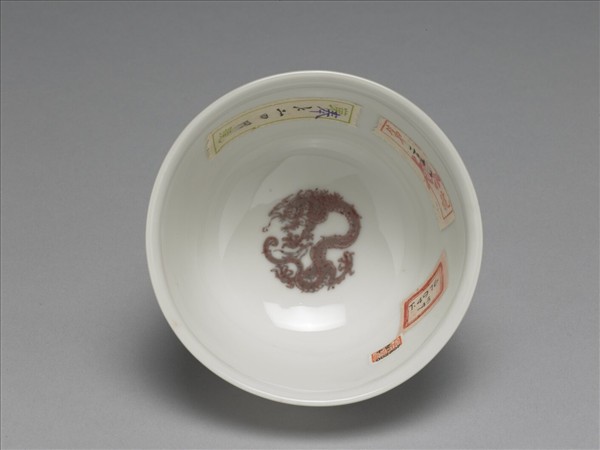 白瓷釉裡紅團龍紋杯