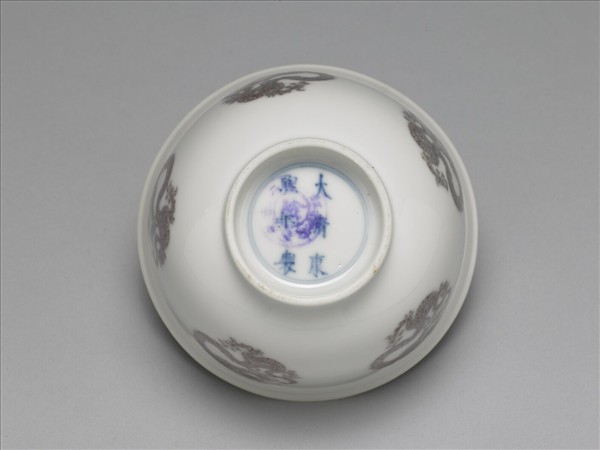 白瓷釉裡紅團龍紋杯