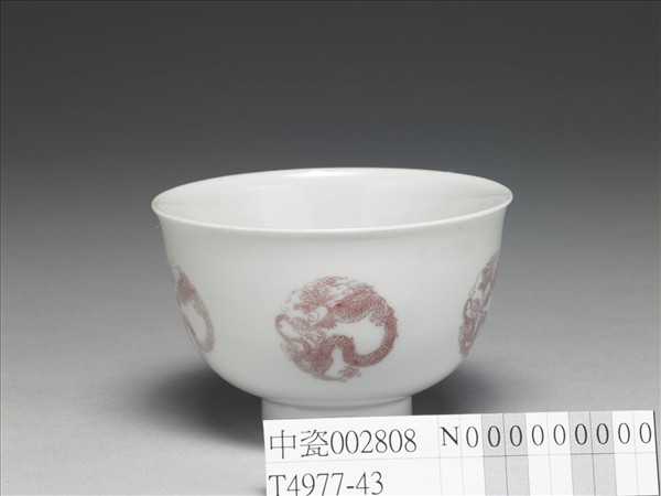 白瓷釉裡紅團龍紋杯