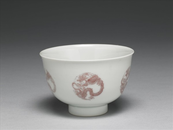 白瓷釉裡紅團龍紋杯