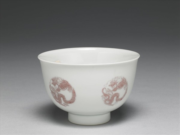 白瓷釉裡紅團龍紋杯