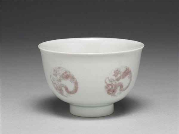 白瓷釉裡紅團龍紋杯