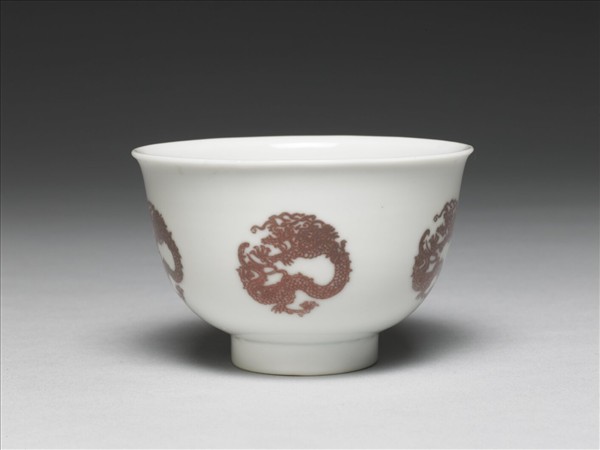 白瓷釉裡紅團龍紋杯