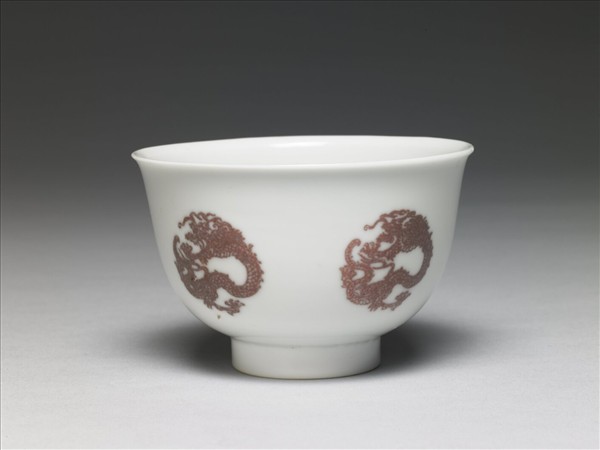 白瓷釉裡紅團龍紋杯