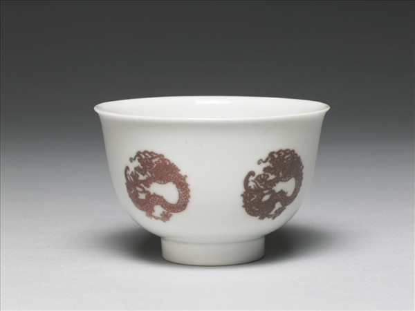 白瓷釉裡紅團龍紋杯