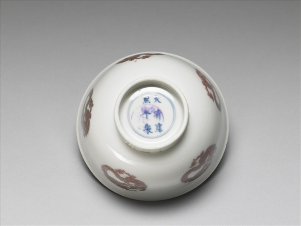 白瓷釉裡紅團龍紋杯