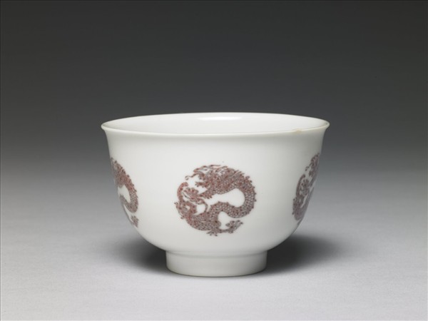 白瓷釉裡紅團龍紋杯