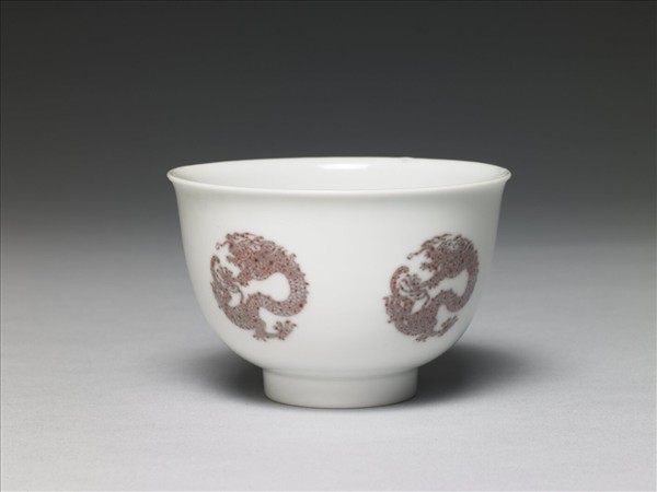 白瓷釉裡紅團龍紋杯