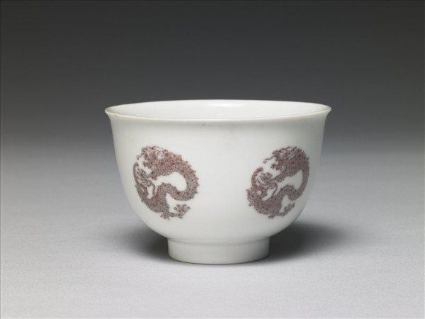 白瓷釉裡紅團龍紋杯