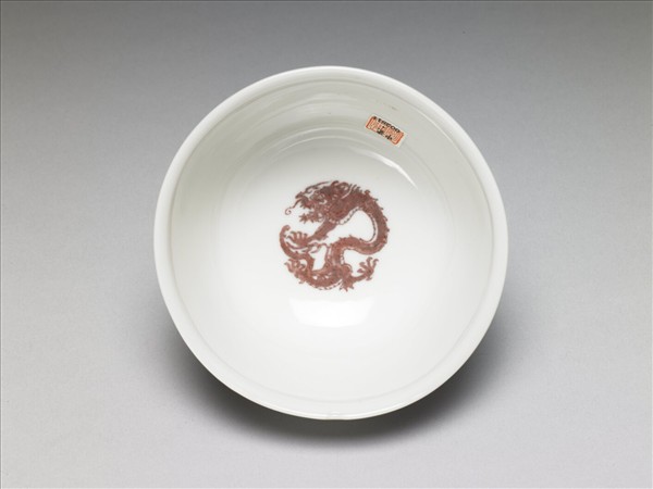 白瓷釉裡紅團龍紋杯