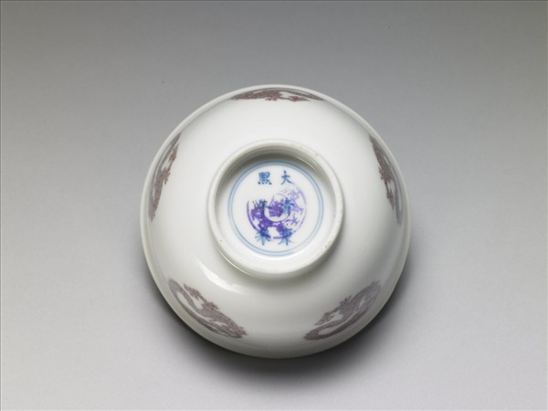 白瓷釉裡紅團龍紋杯