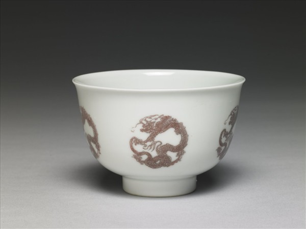 白瓷釉裡紅團龍紋杯