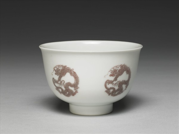 白瓷釉裡紅團龍紋杯