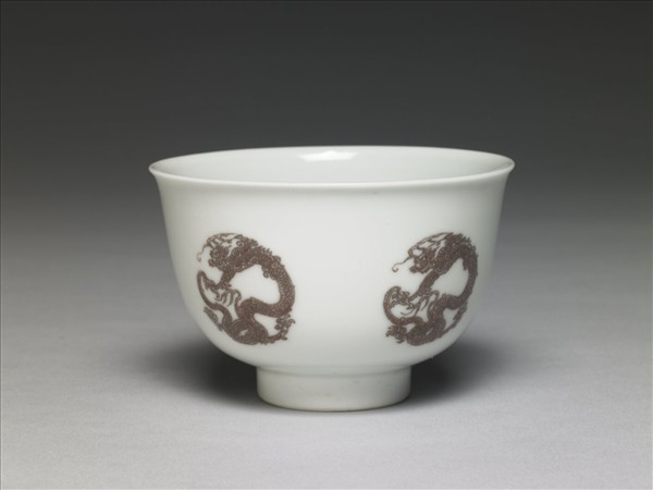 白瓷釉裡紅團龍紋杯
