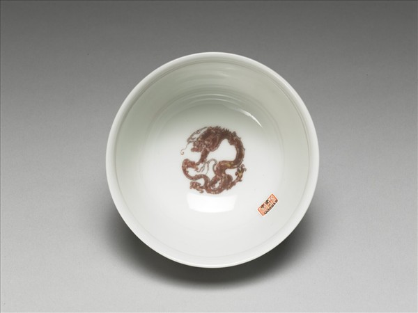 白瓷釉裡紅團龍紋杯