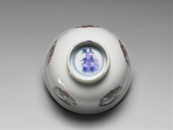 白瓷釉裡紅團龍紋杯