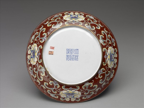 銅胎畫琺瑯紅地花卉紋盤