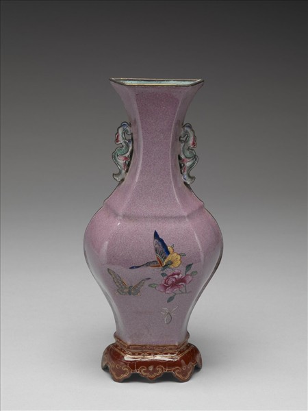 銅胎畫琺瑯紫地花蝶紋轎瓶