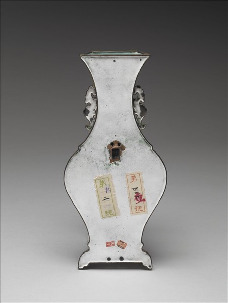 銅胎畫琺瑯紫地花蝶紋轎瓶