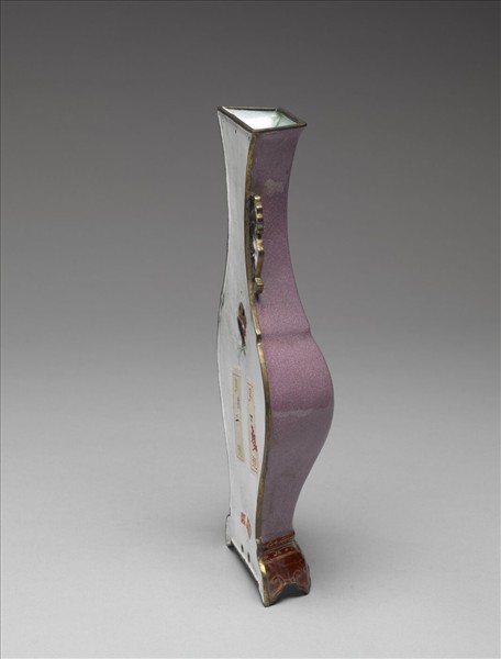 銅胎畫琺瑯紫地花蝶紋轎瓶