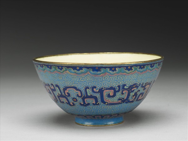 銅胎畫琺瑯藍地龍紋碗