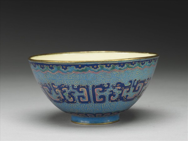 銅胎畫琺瑯藍地龍紋碗