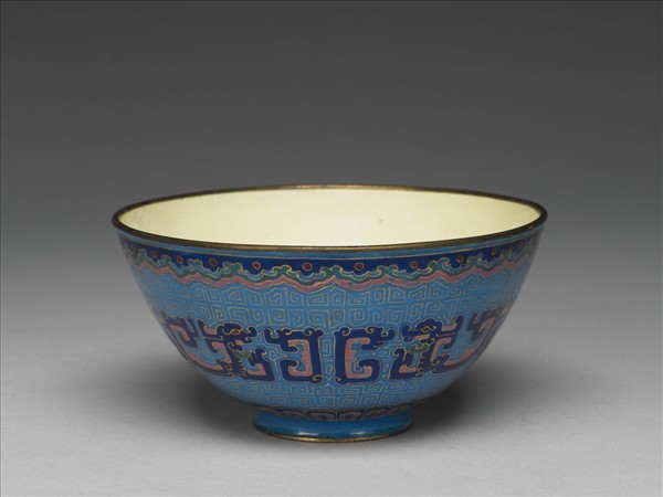 銅胎畫琺瑯藍地龍紋碗