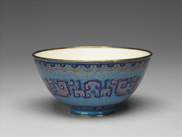 銅胎畫琺瑯藍地龍紋碗