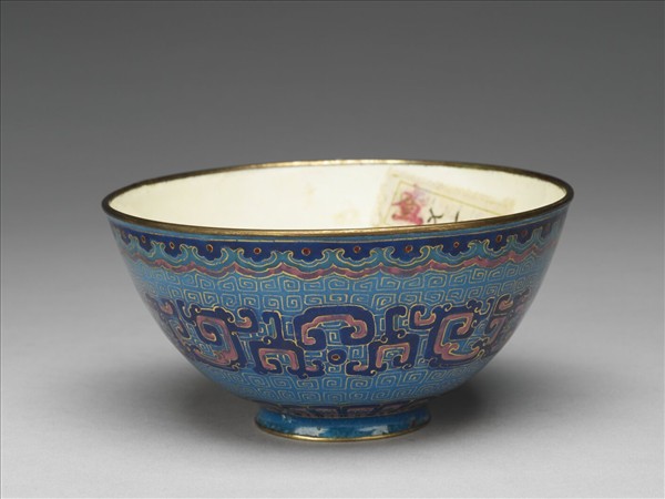 銅胎畫琺瑯藍地龍紋碗