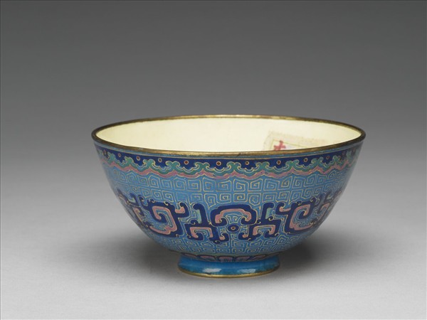 銅胎畫琺瑯藍地龍紋碗