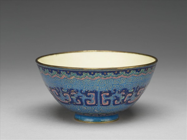 銅胎畫琺瑯藍地龍紋碗