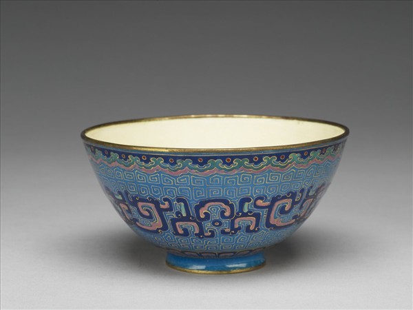 銅胎畫琺瑯藍地龍紋碗