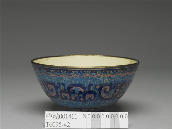 銅胎畫琺瑯藍地龍紋碗