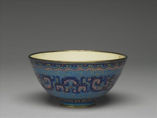 銅胎畫琺瑯藍地龍紋碗