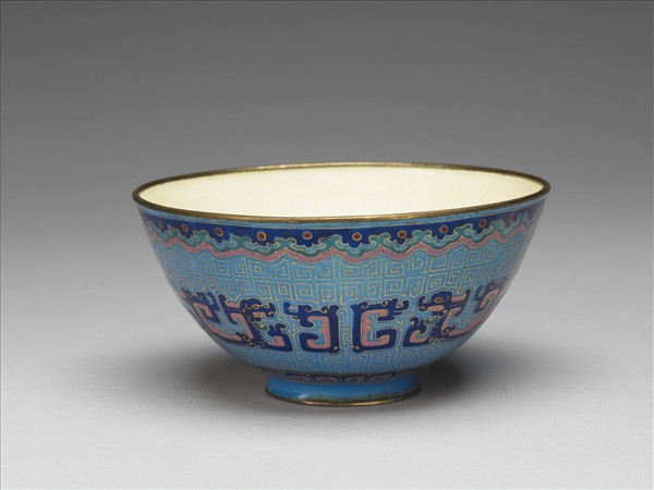 銅胎畫琺瑯藍地龍紋碗