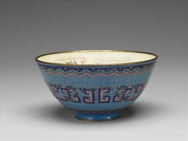 銅胎畫琺瑯藍地龍紋碗