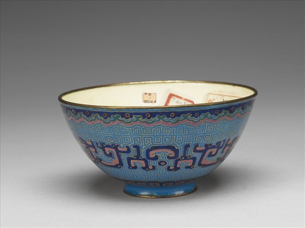 銅胎畫琺瑯藍地龍紋碗