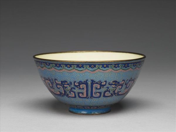 銅胎畫琺瑯藍地龍紋碗