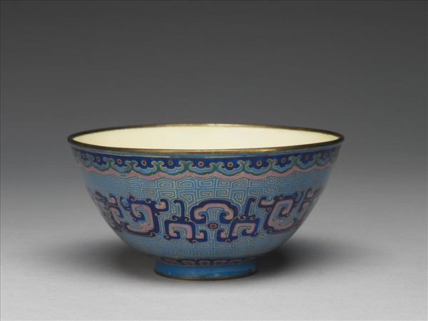 銅胎畫琺瑯藍地龍紋碗