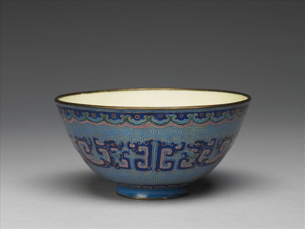 銅胎畫琺瑯藍地龍紋碗