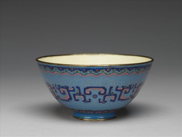 銅胎畫琺瑯藍地龍紋碗