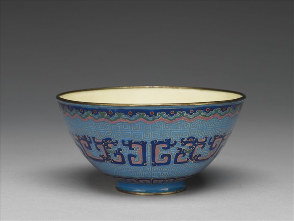 銅胎畫琺瑯藍地龍紋碗