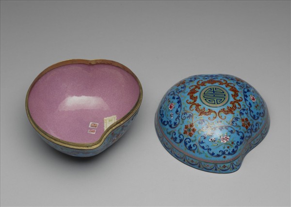 銅胎畫琺瑯桃式盒