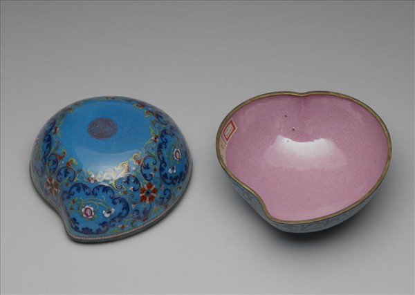 銅胎畫琺瑯桃式盒