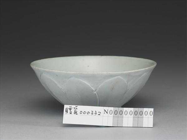 青白瓷蓮瓣紋碗