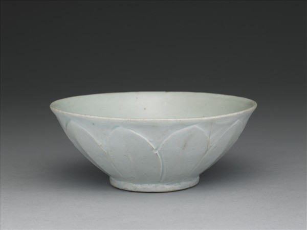 青白瓷蓮瓣紋碗